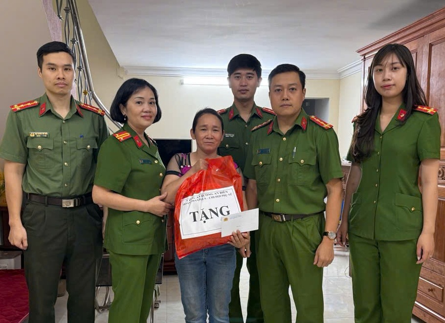 Công an phường An Biên thăm hỏi, tặng quà 10 cá nhân có hoàn cảnh khó khăn trên địa bàn nhân dịp triển khai “Tháng Nhân đạo” 